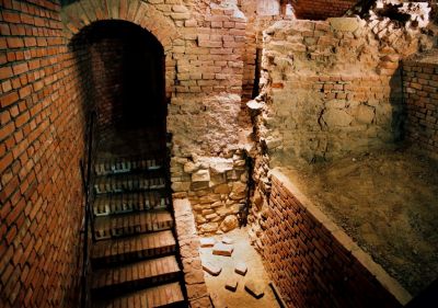 Rok 2016: widok piwnic po ich zabezpieczeniu i udostępnieniu do zwiedzania jako elementy podziemnej trasy. Fotografia ze zbior&oacute;w Biura Miejskiego Konserwatora Zabytk&oacute;w UM Rzeszowa